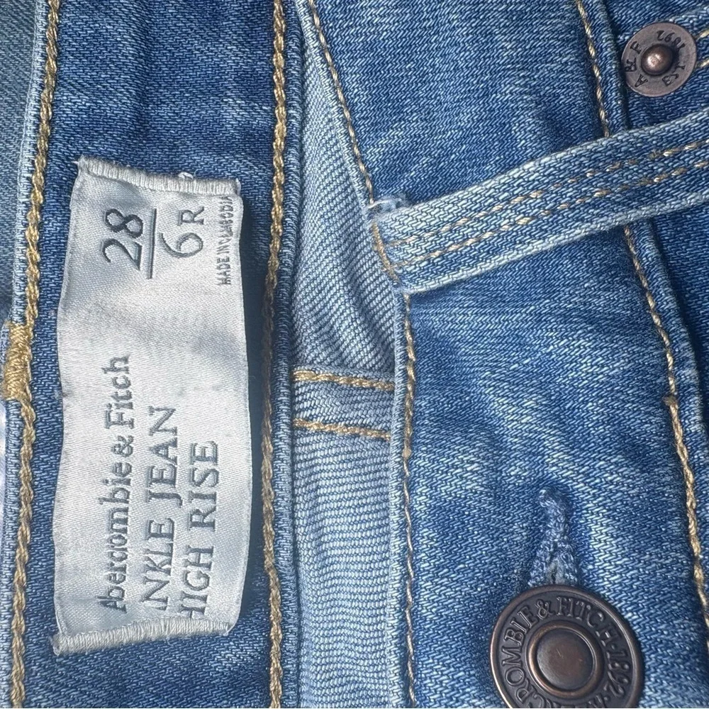 Abercrombie & Fitch Jeans Women/Teens Size 6R, Blue Ankle Jean, High Rise